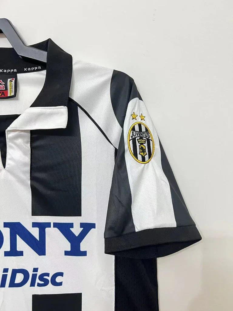 Juventus 1997/98 Vintage Retro Home Jersey